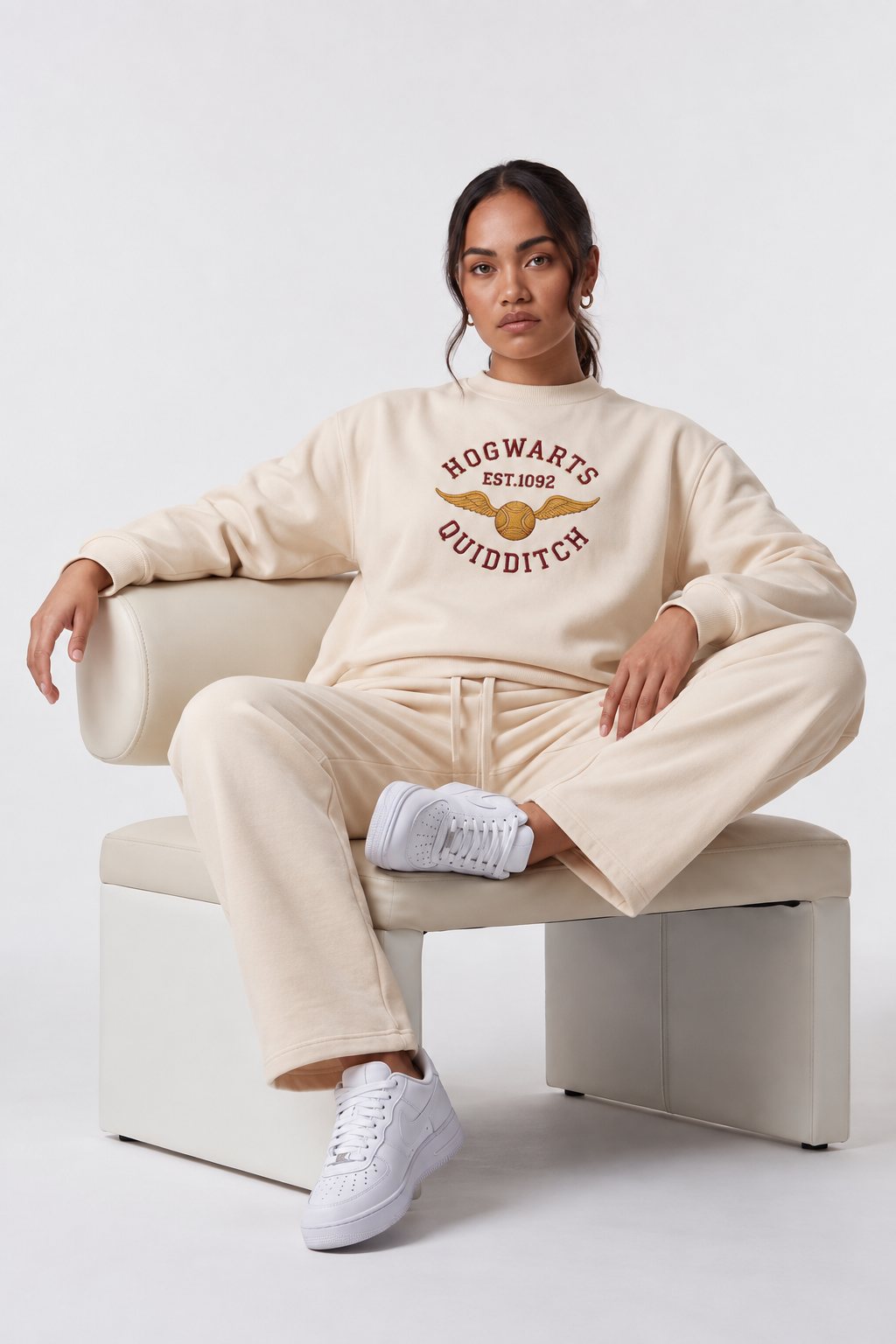 Hogwarts Quidditch Crewneck Bordado Cream Edition | Ind Store Ecuador - Foto 1