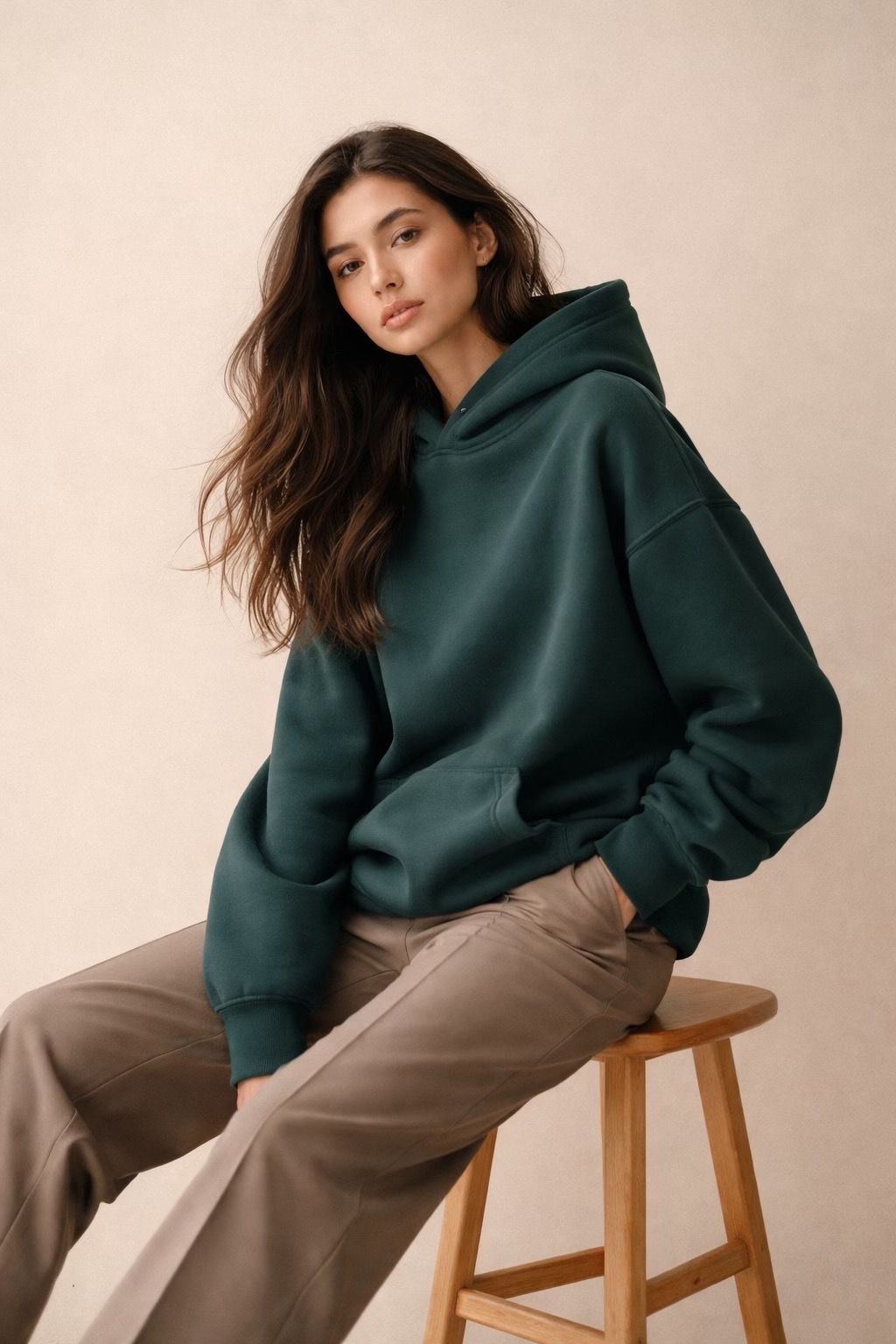 Hoodie Forest Green: Minimalismo Urbano Premium
