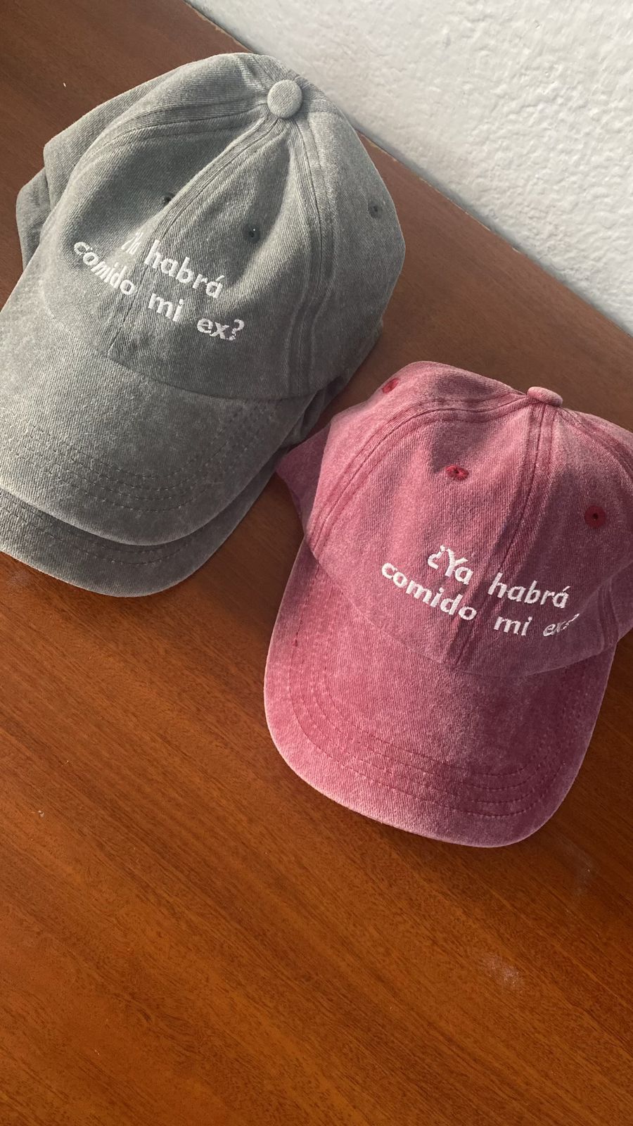 Gorra "Comida y Exes" - Tu próximo accesorio favorito