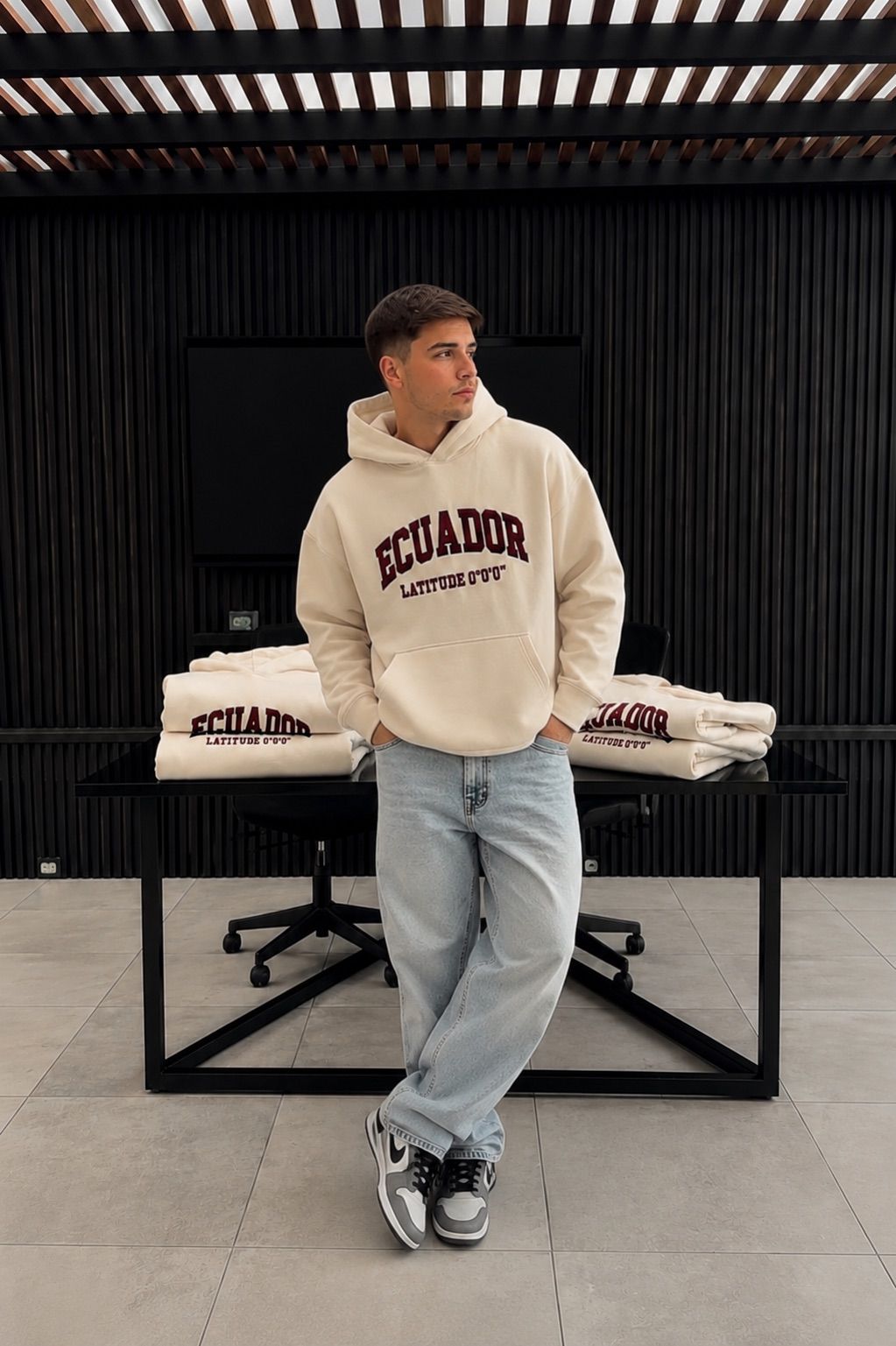 Hoodie "Mitad del Mundo: Edición Latitud" | Ind Store Ecuador - Foto 4