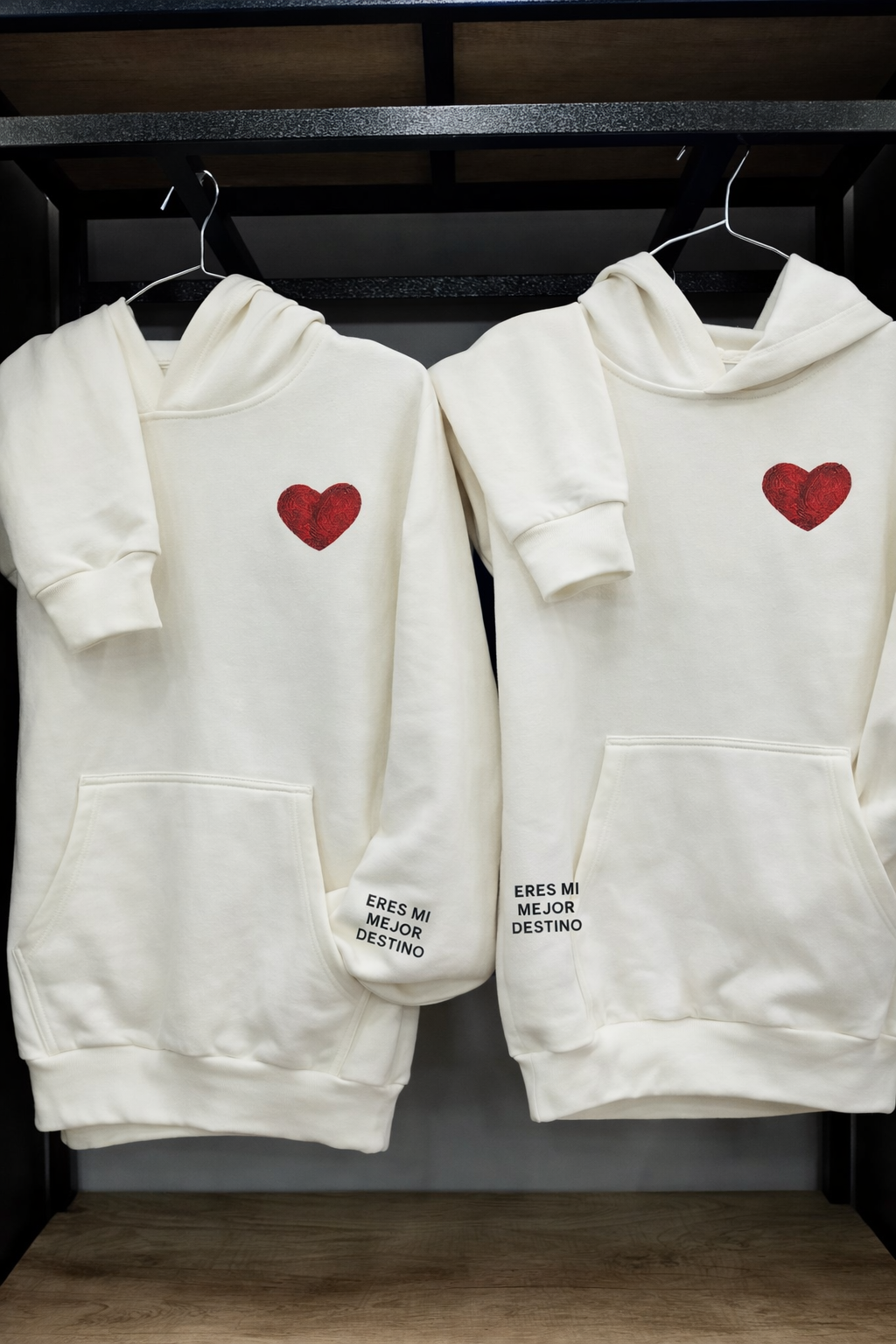Hoodie Eres Mi Mejor Destino Corazón Bordado Cream Edition | Ind Store Ecuador - Foto 1